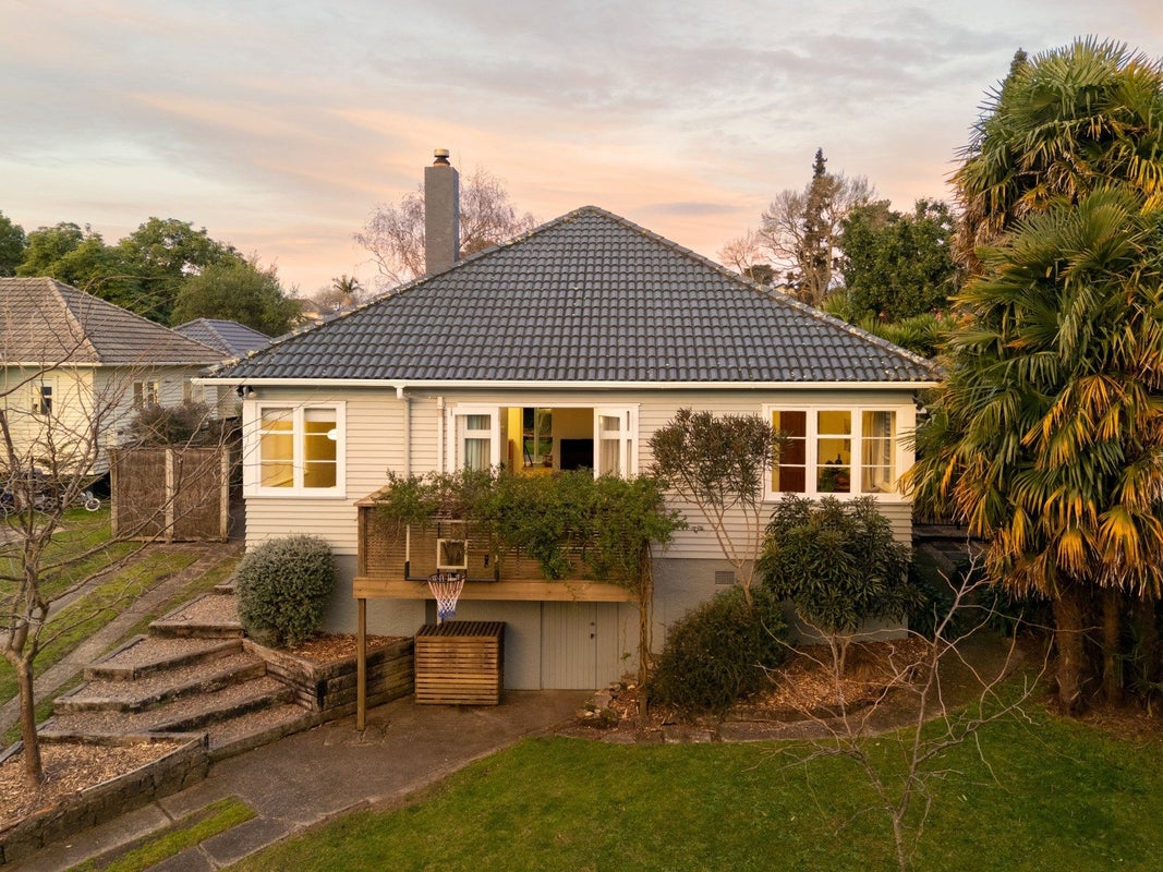 16 Plunket Terrace, Hamilton East, Hamilton - Carousel 1