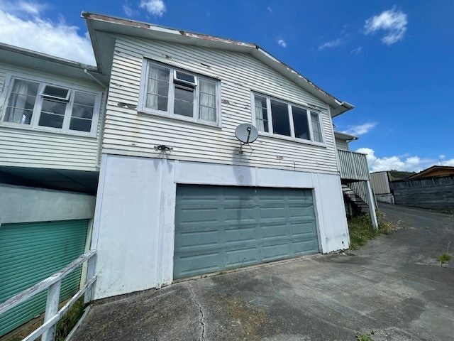 4 Oaklands Grove, Clouston Park, Upper Hutt - Carousel 2