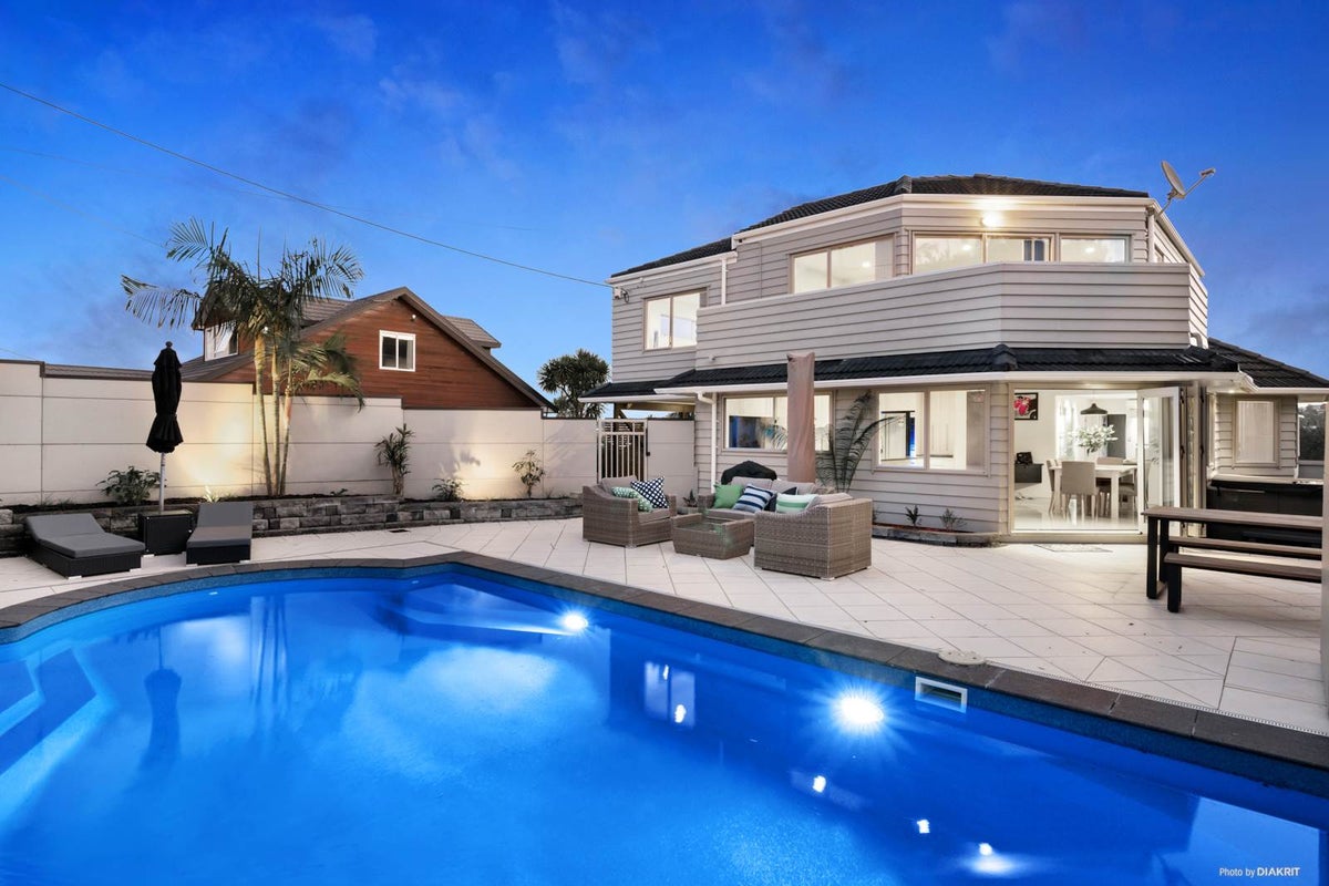 1/38 Gulf View Road, Murrays Bay, Auckland - Carousel 1