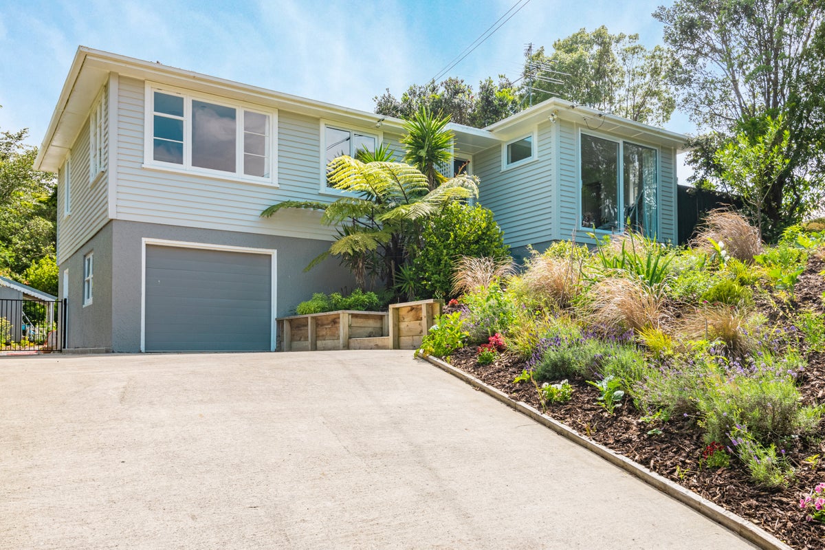 8 Tui Terrace, Tawa, Wellington - Carousel 1