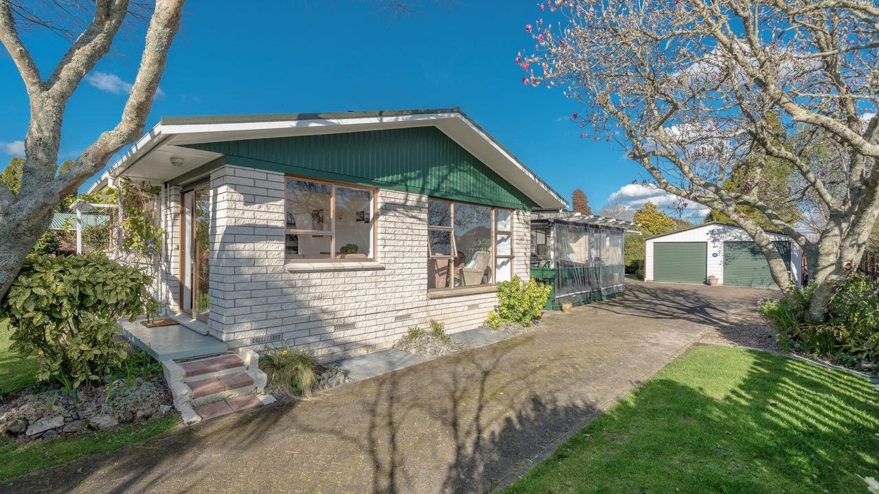 20 Glen Lynne Avenue, Queenwood, Hamilton - Carousel 2