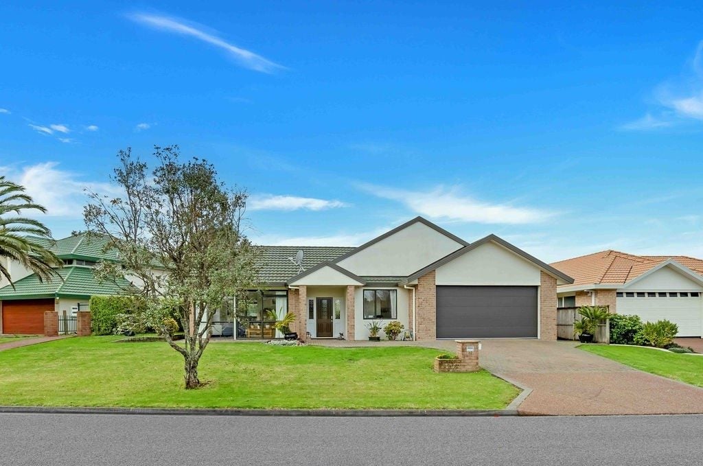 32 Connemara Court, West Harbour, Auckland - Carousel 1