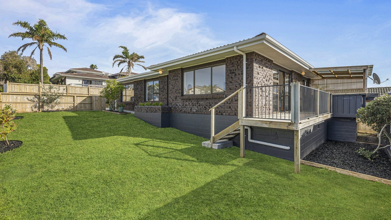 2 Bay Vista Drive, Red Beach, Whangaparaoa - Carousel 1