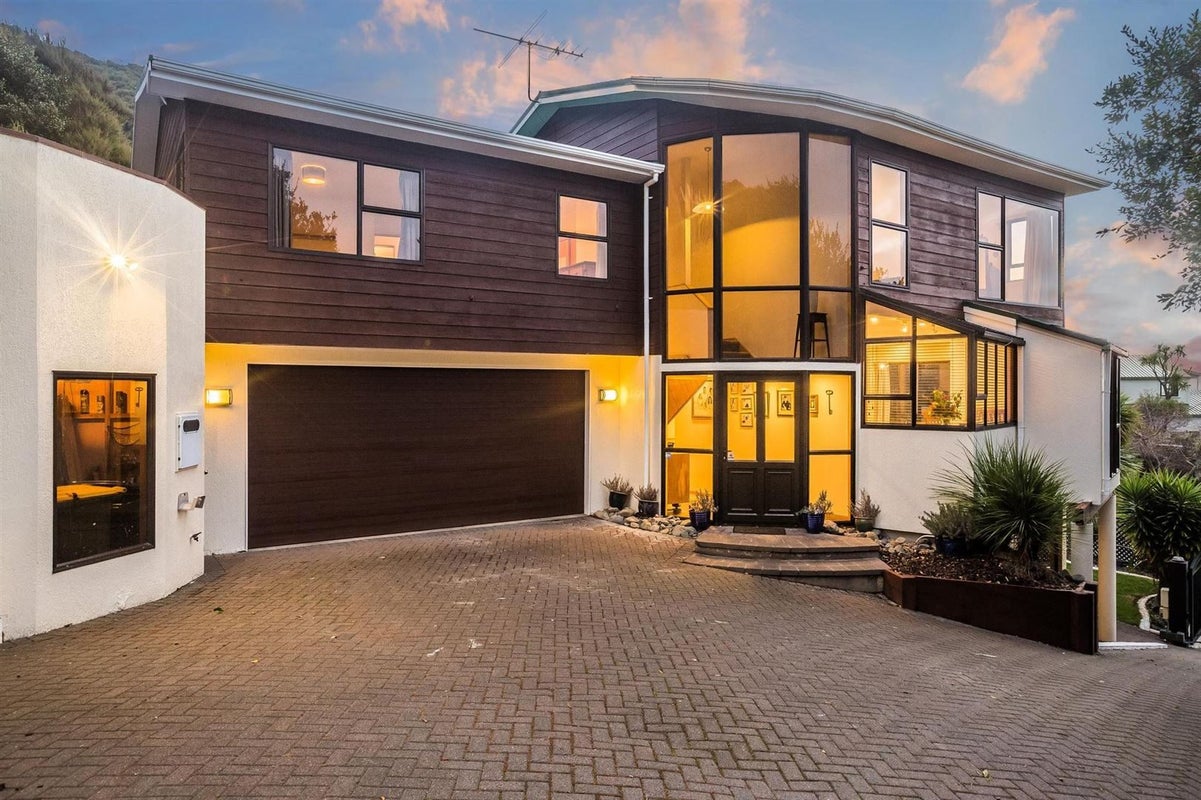 27 Leeward Drive, Whitby, Porirua - Carousel 1