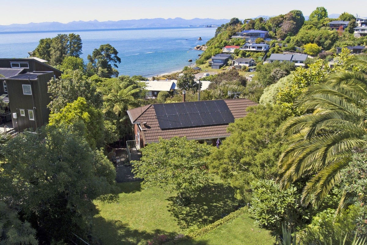 15 Cook Crescent, Kaiteriteri - Carousel 1