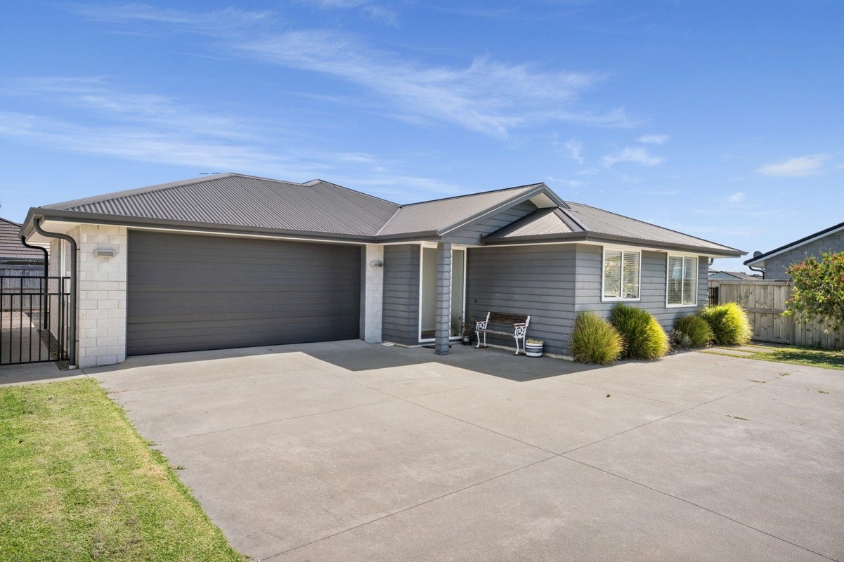 3 Jeffs Way, Papamoa Beach, Papamoa - Carousel 1