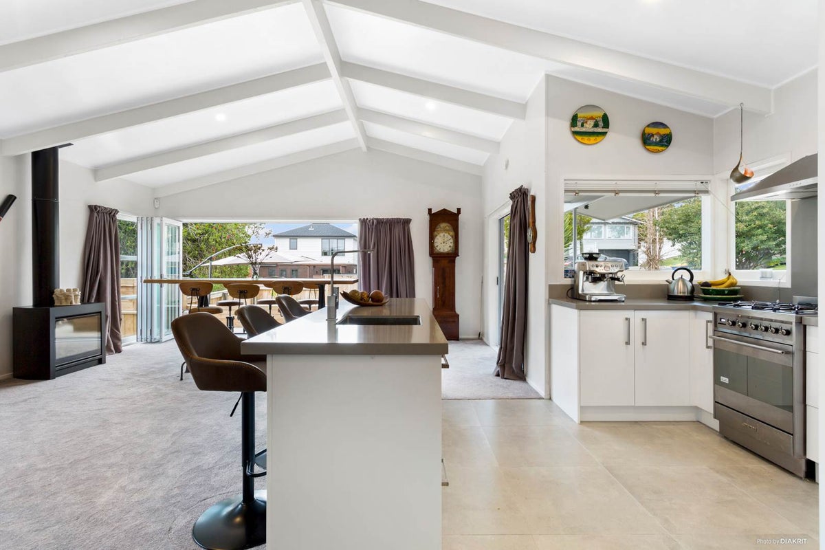 20 Rothesay Bay Road, Rothesay Bay, Auckland - Carousel 2