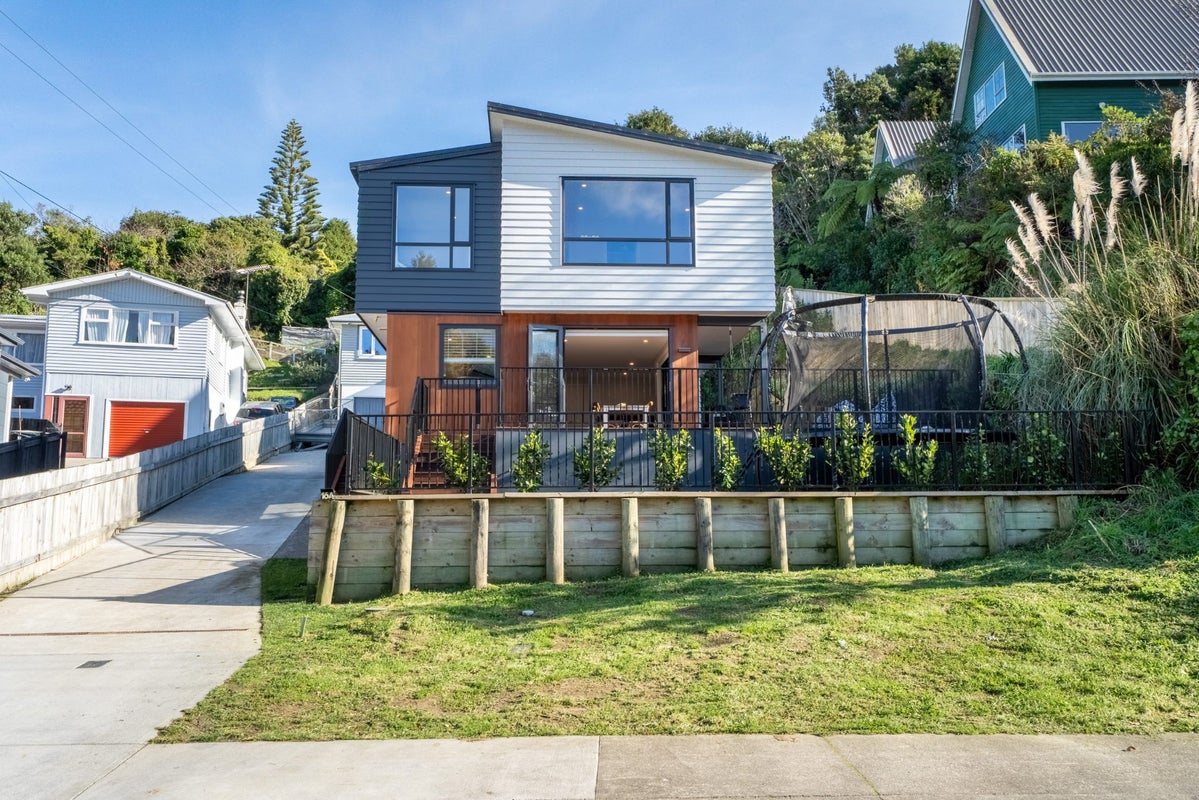 16A Wilfred Street, Tawa, Wellington - Carousel 1