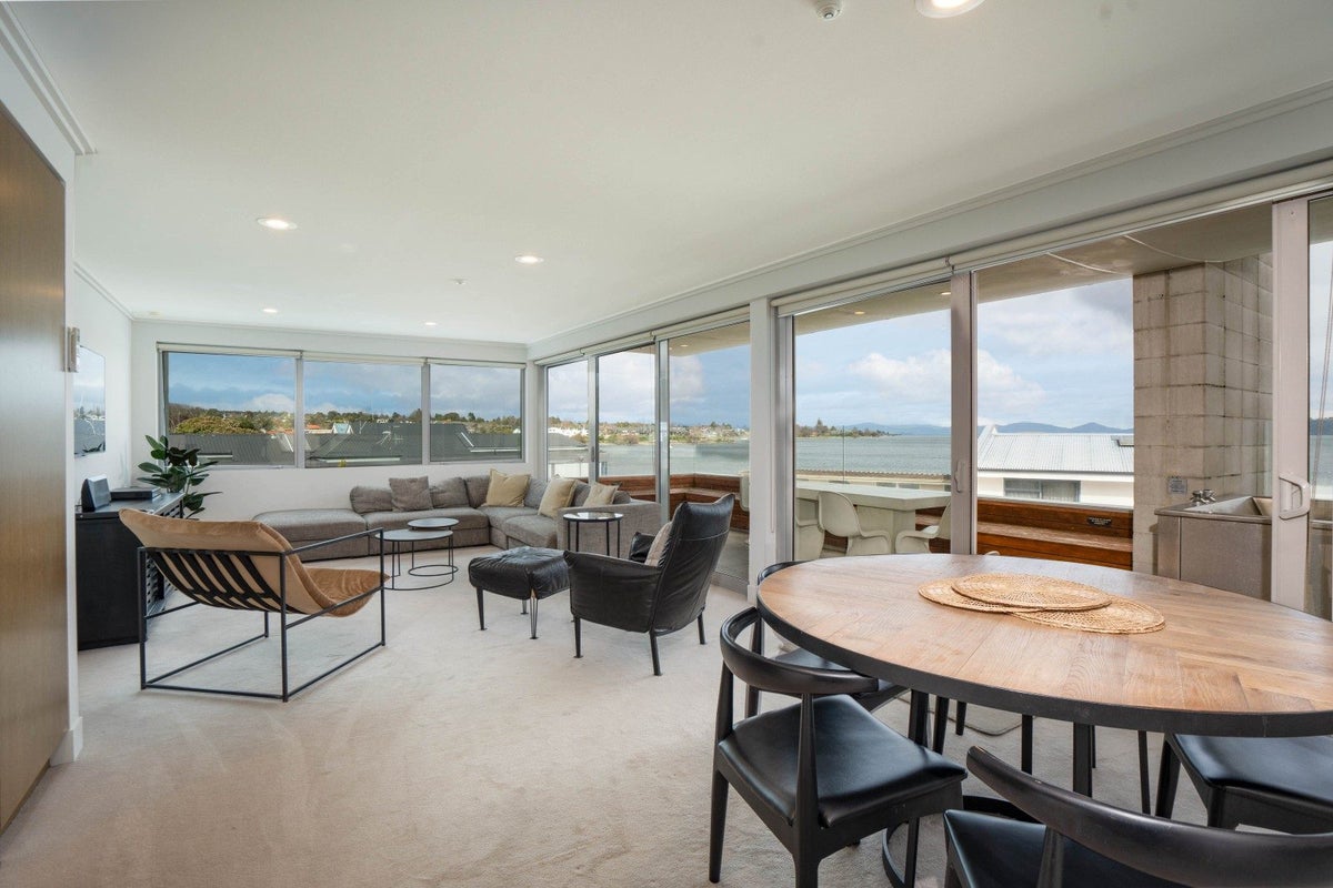 225 Lake Terrace, Waipahihi, Taupo - Carousel 1