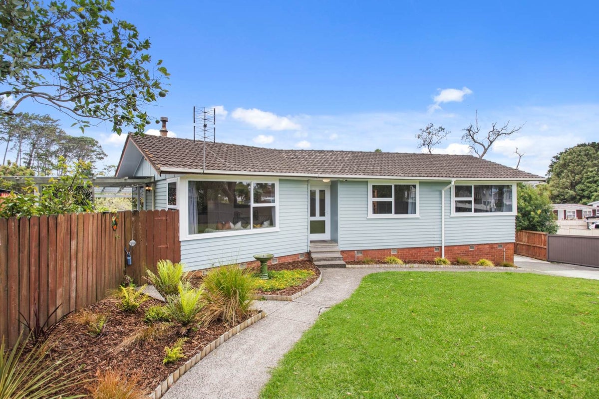 31 Thornlow Street, Glendene, Auckland - Carousel 2