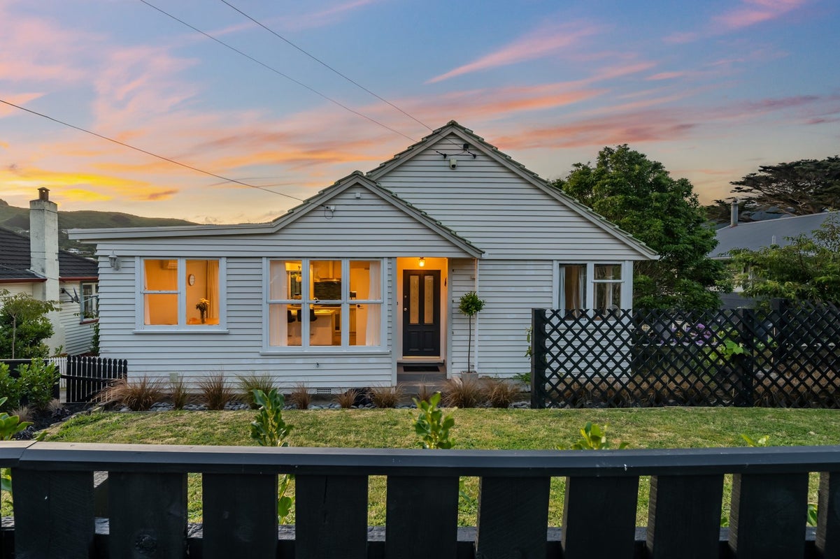42 Taylor Terrace, Tawa, Wellington - Carousel 1