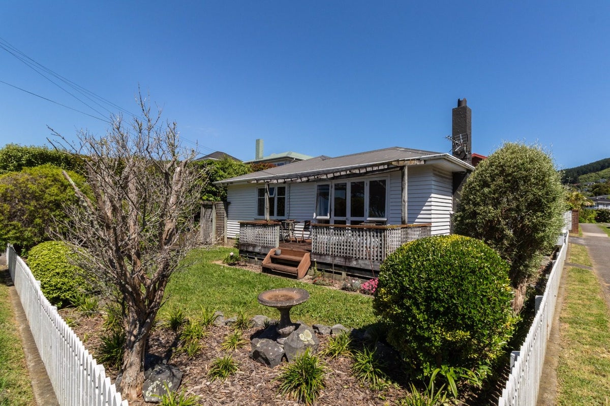112 Oriel Avenue, Tawa, Wellington - Carousel 1