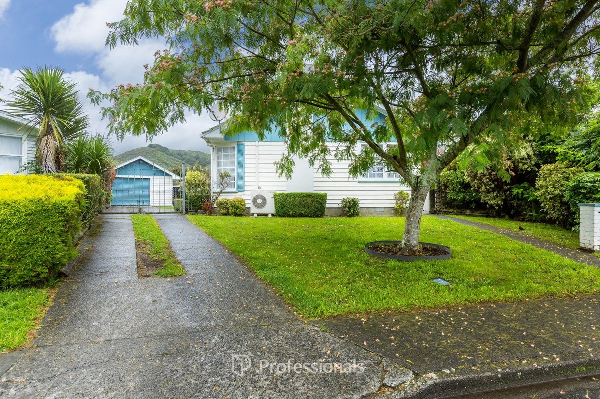 35 Mountbatten Grove, Clouston Park, Upper Hutt - Carousel 1