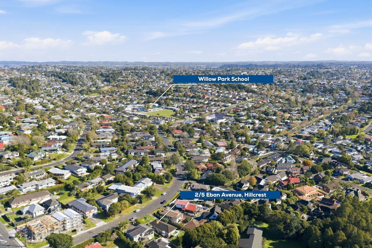 2/5 Eban Avenue, Hillcrest, Auckland - Carousel 24