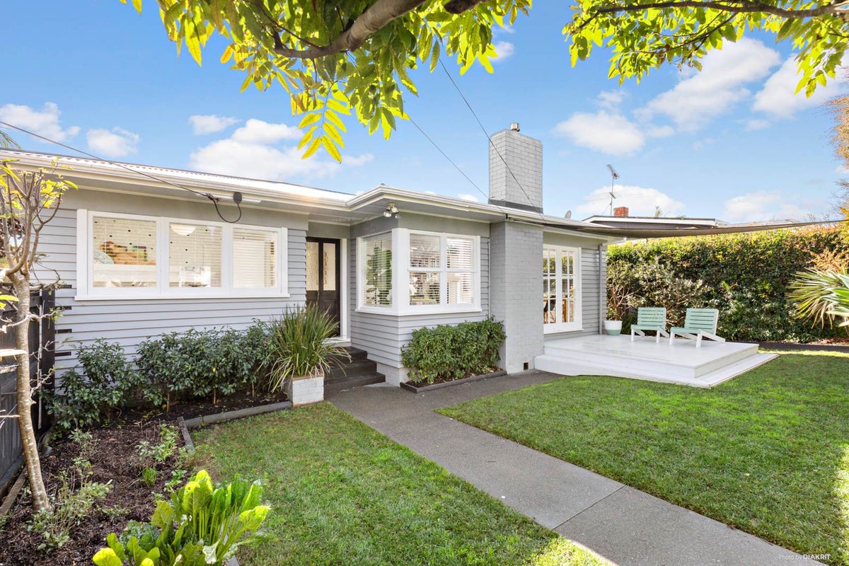 2/12 Montgomery Avenue, Belmont, Auckland - Carousel 1