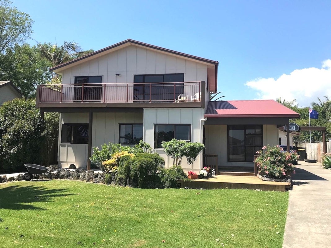 24 Hawke Crescent, Beachlands, Auckland - Carousel 1
