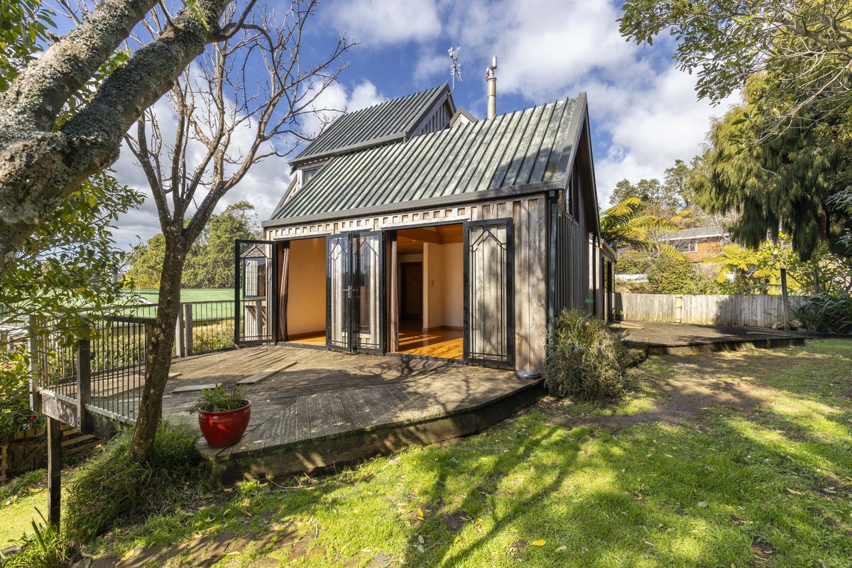 9 Lindaver Grove, Merrilands, New Plymouth - Carousel 2