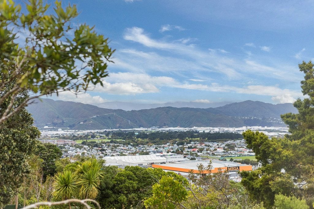 7 Walnut Way, Maungaraki, Lower Hutt - Carousel 2