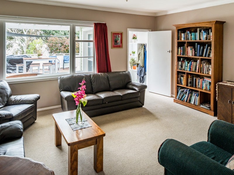13 Lyndhurst Road, Tawa, Wellington - Carousel 2