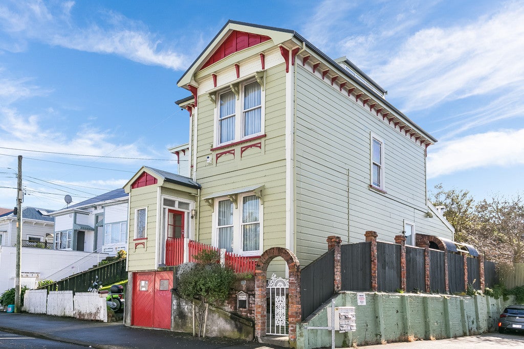 2 Te Wharepouri Street, Berhampore, Wellington - Carousel 1