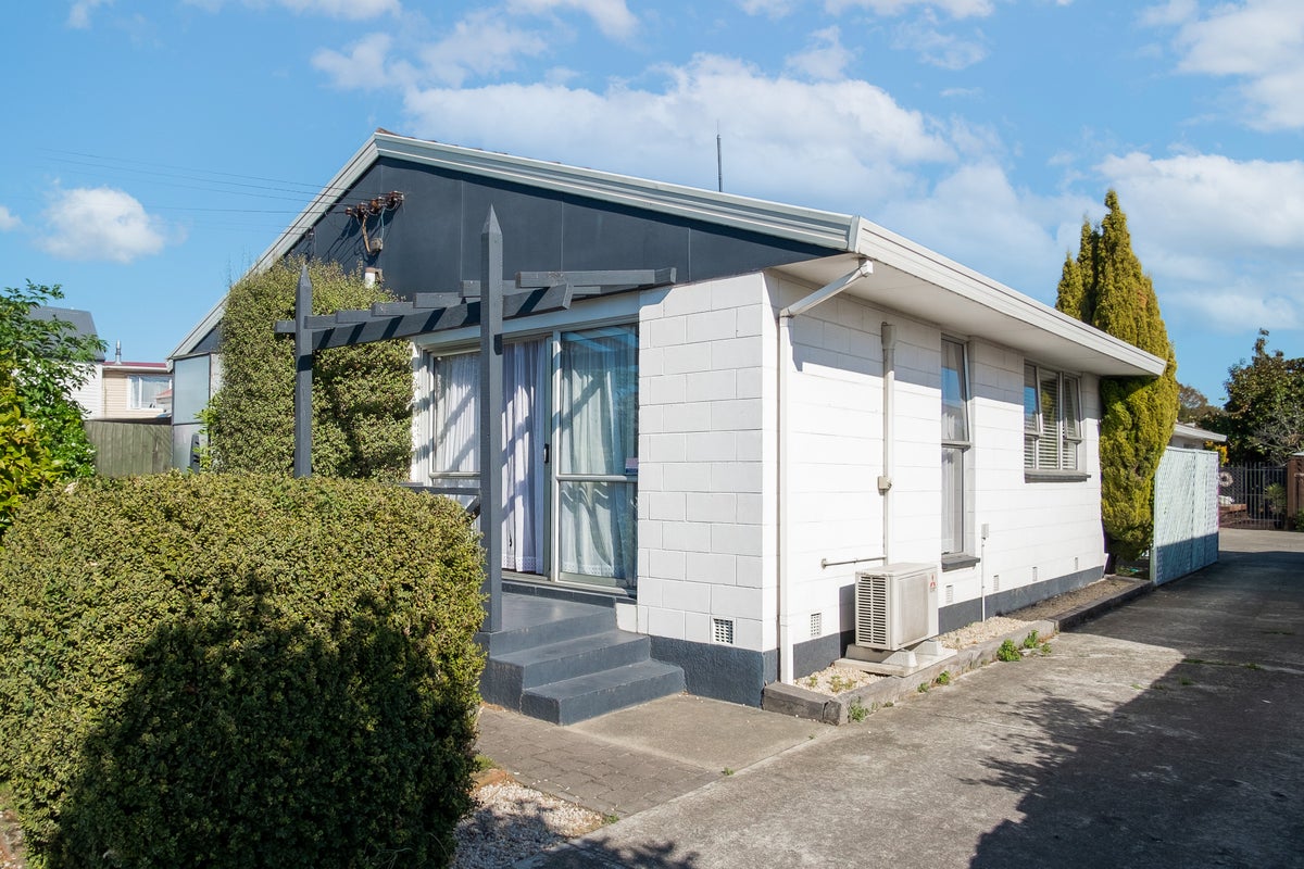 1/10 Spencer Street, Addington, Christchurch - Carousel 1