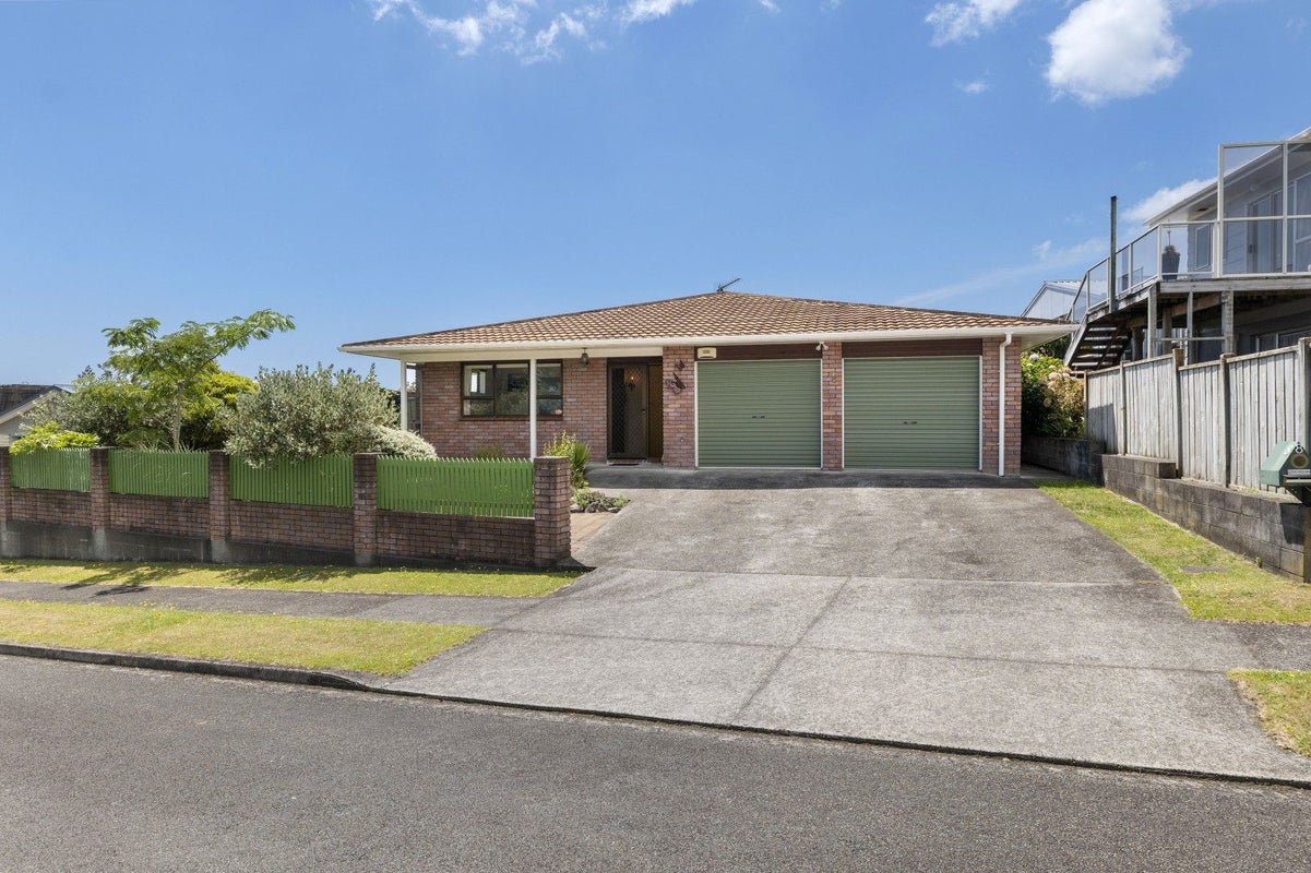 8 La Salle Drive, Westown, New Plymouth - Carousel 1