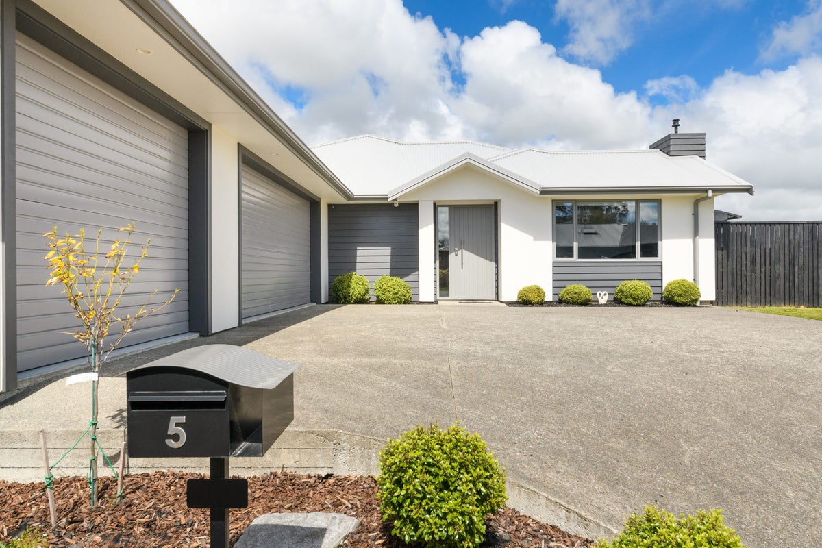 5 Stratford Court, Fitzherbert, Palmerston North - Carousel 2