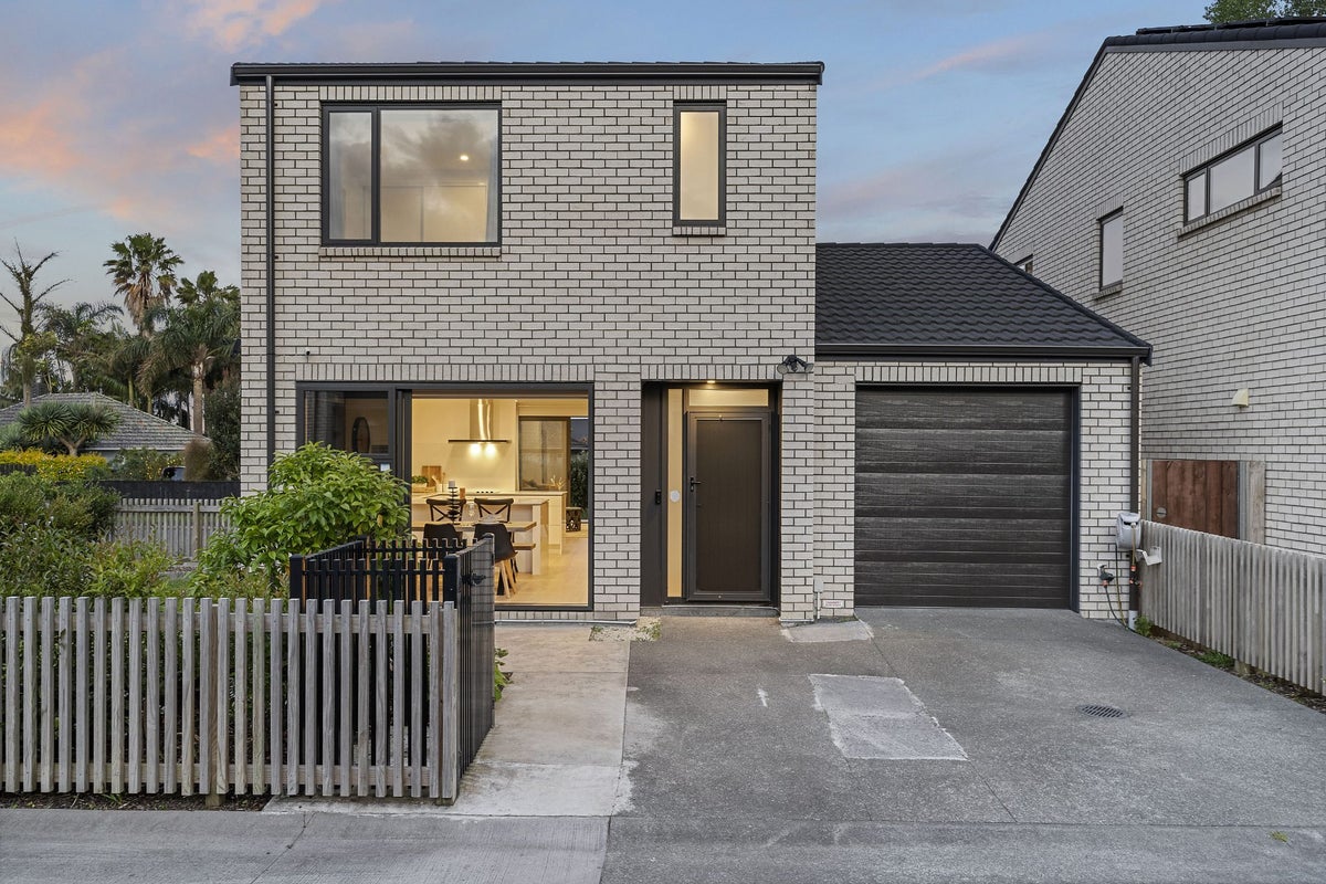 6 Sollum Road, Panmure, Auckland - Carousel 1