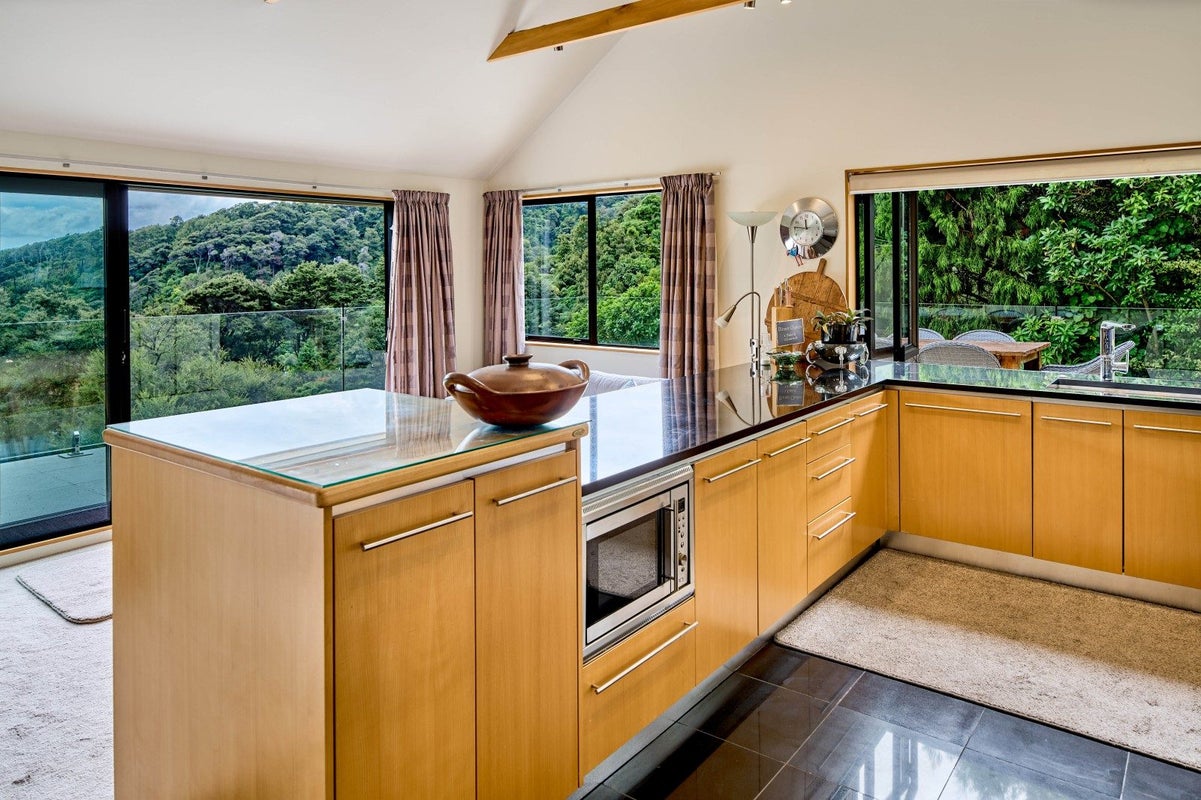 9 Whiorau Grove, Lowry Bay, Lower Hutt - Carousel 1