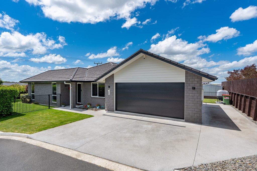 1 Ruske Place, Grandview Heights, Hamilton, Waikato - Carousel 1