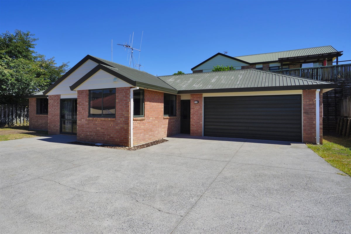 17 Pointon Glade, Grandview Heights, Hamilton - Carousel 1