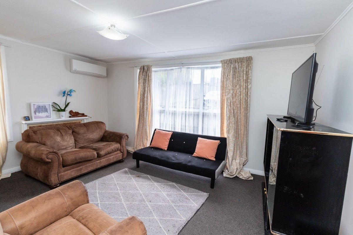 12 Hiwi Crescent, Titahi Bay, Porirua - Carousel 2