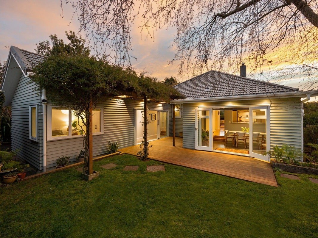 16 Plunket Terrace, Hamilton East, Hamilton - Carousel 2