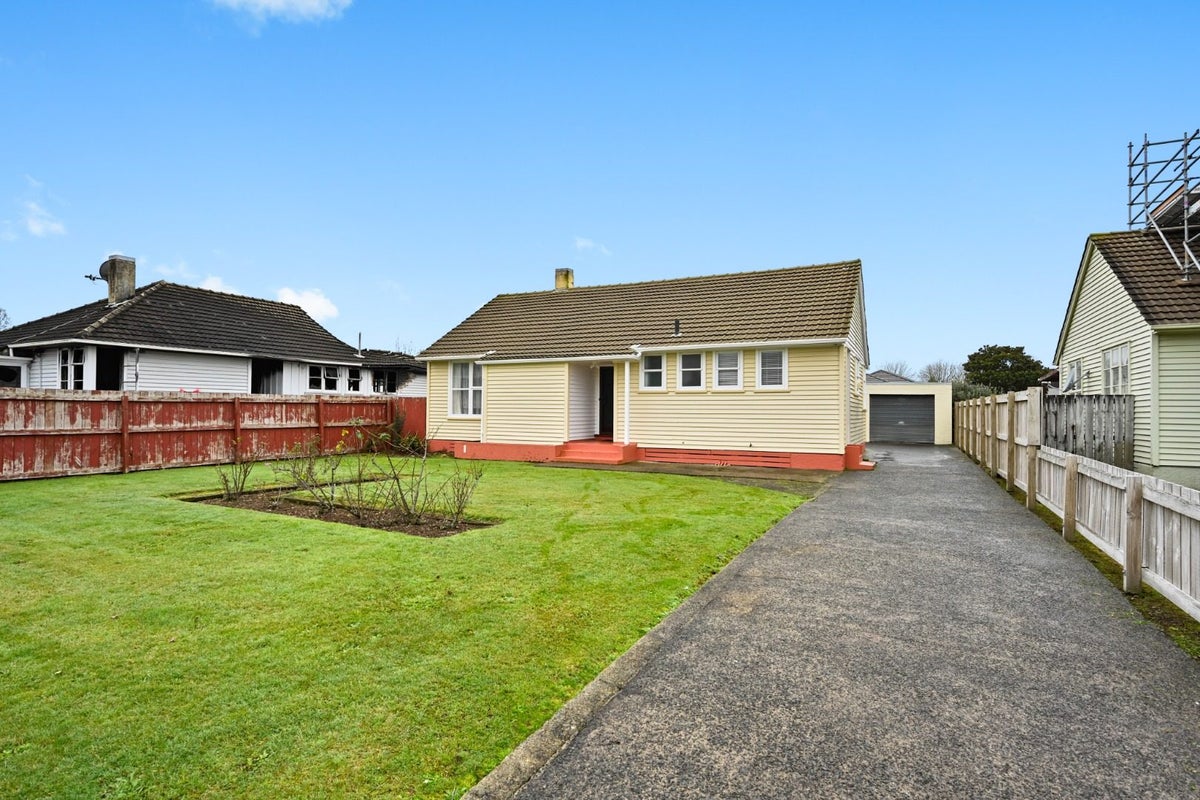 22 Paul Crescent, Fairfield, Hamilton - Carousel 1
