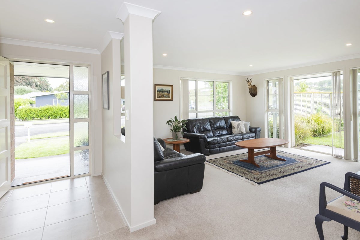 2 Sterling Park, Lytton West, Gisborne - Carousel 2