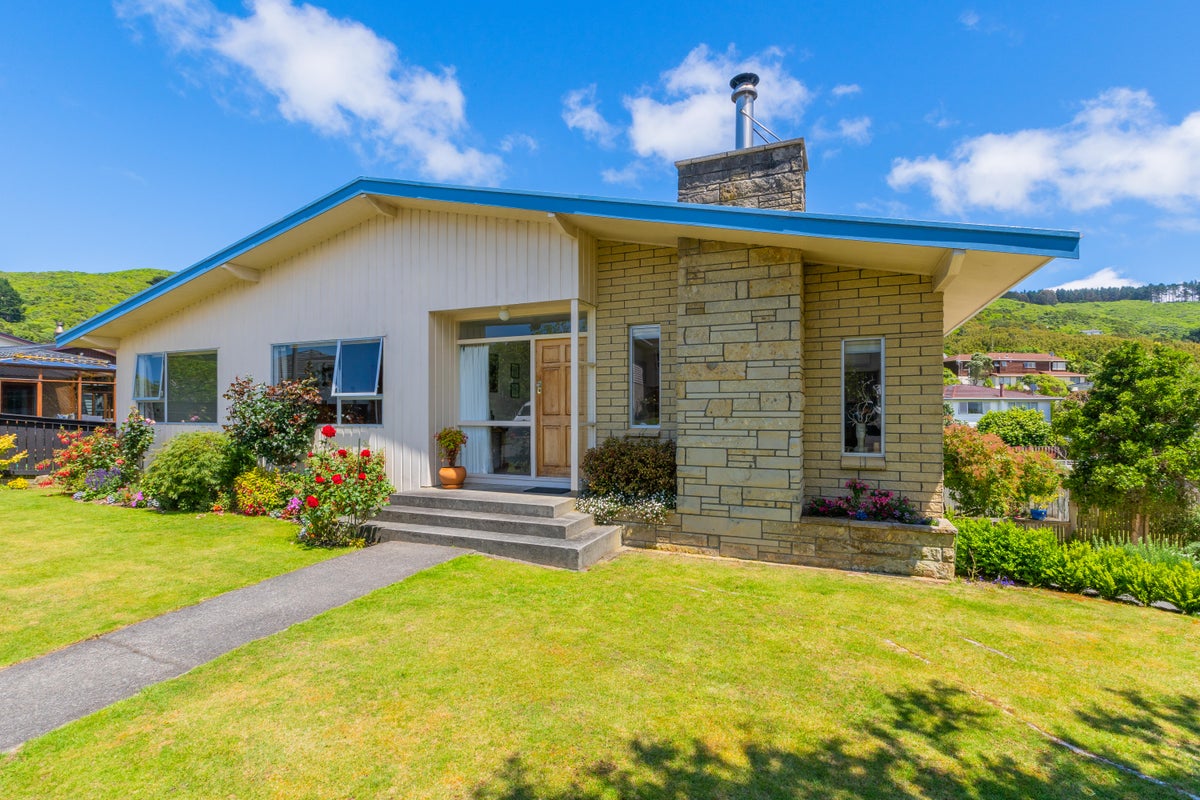 5 Fitzwilliam Terrace, Tawa, Wellington - Carousel 2
