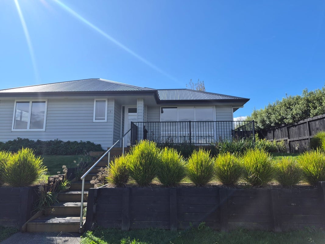 8 Seventh View Avenue, Beachlands, Auckland - Carousel 1