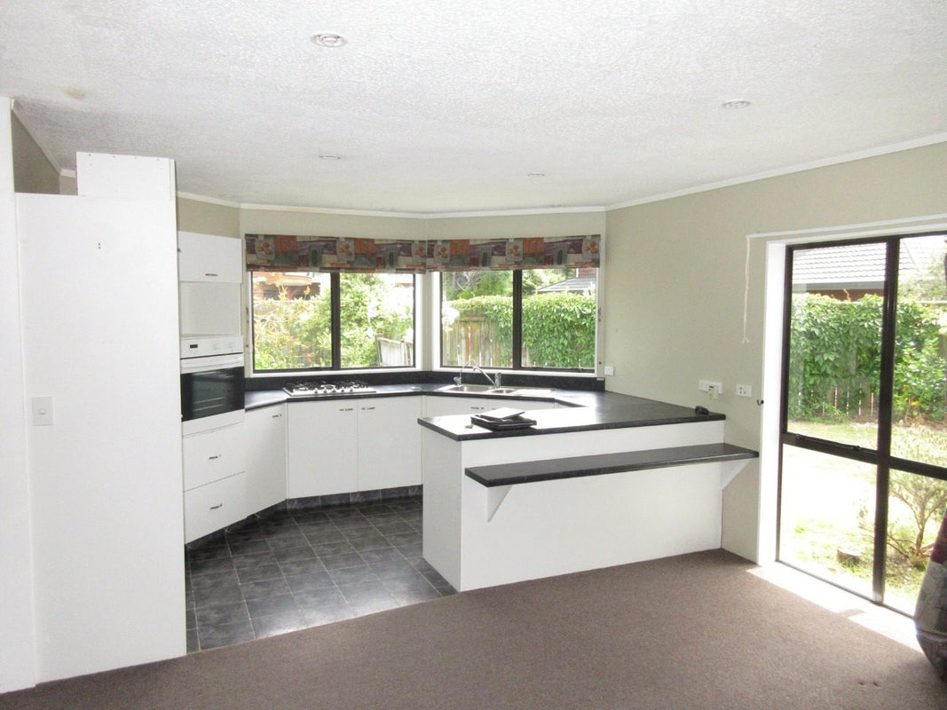 22 Saint James Drive, Huntington, Hamilton - Carousel 2