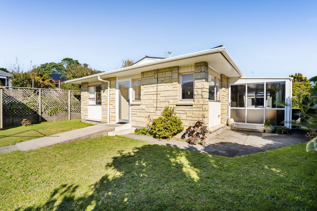 2/43 Mangorei Road, Strandon, New Plymouth - Carousel 2