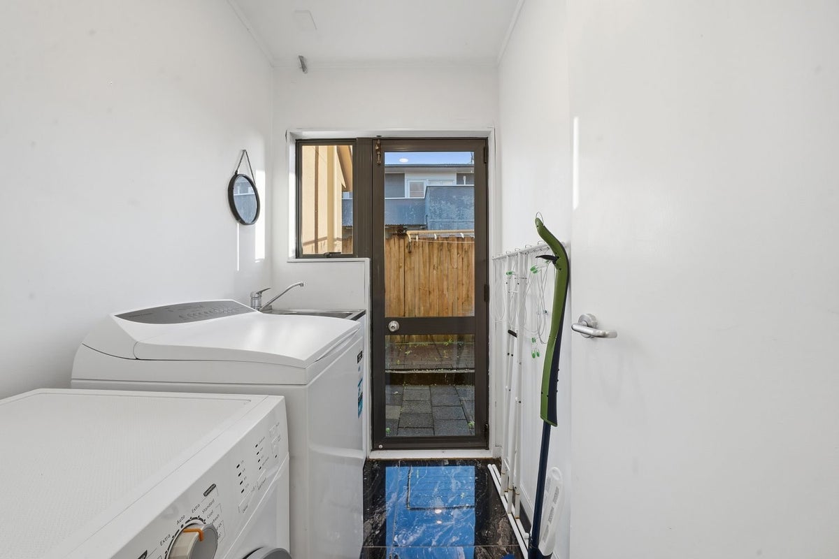 1/6 Eastern Beach Road, Eastern Beach, Auckland - Carousel 24