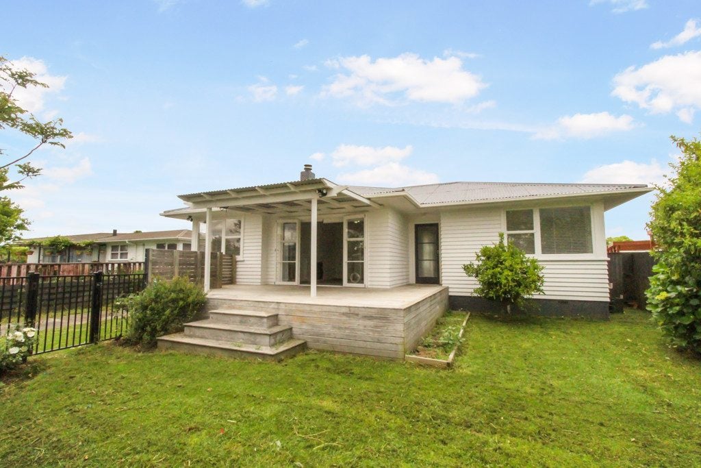 3 Clinton Avenue, Te Atatu Peninsula, Auckland - Carousel 1