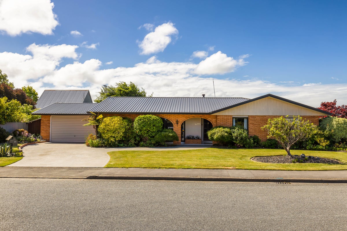 47 Gibbs Drive, Woodend, Woodend - Carousel 1