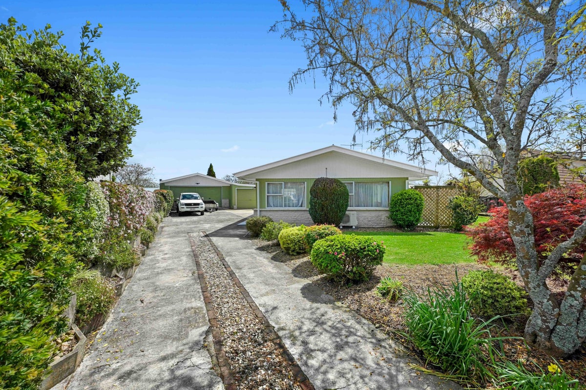 6 Pohutukawa Drive, Pukete, Hamilton - Carousel 1