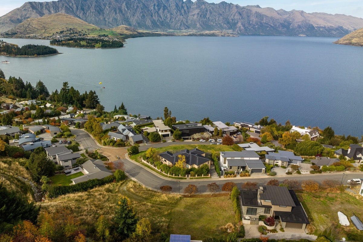24 Aspen Grove, Fernhill, Queenstown - Carousel 1