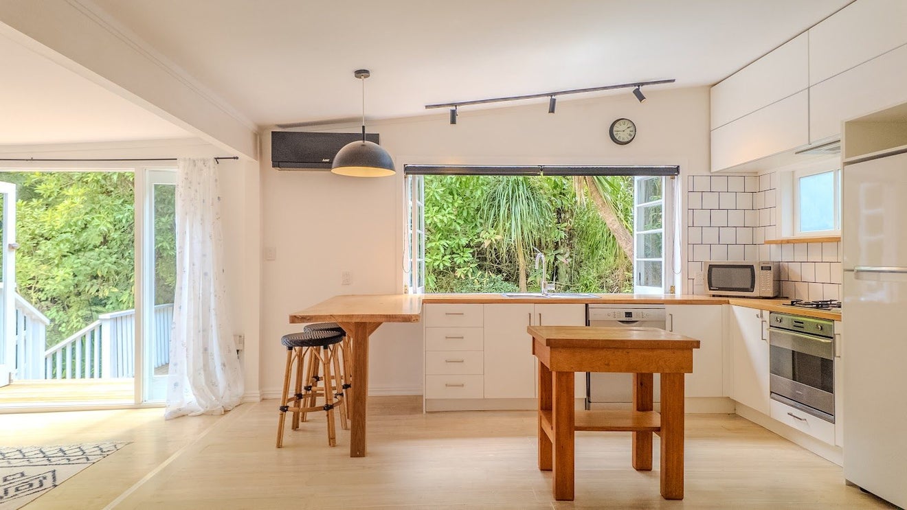 7 Frank Street, Oneroa, Waiheke Island - Carousel 2
