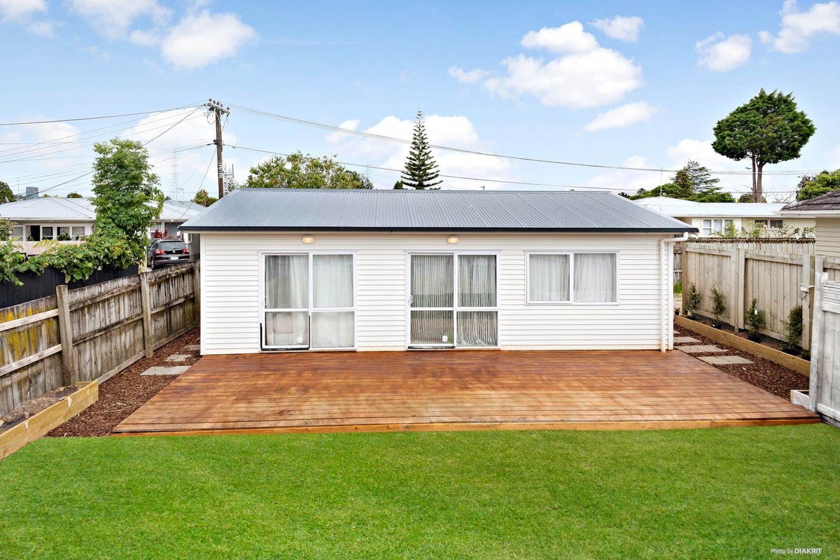 11A Ingleby Place, Kelston, Auckland - Carousel 1