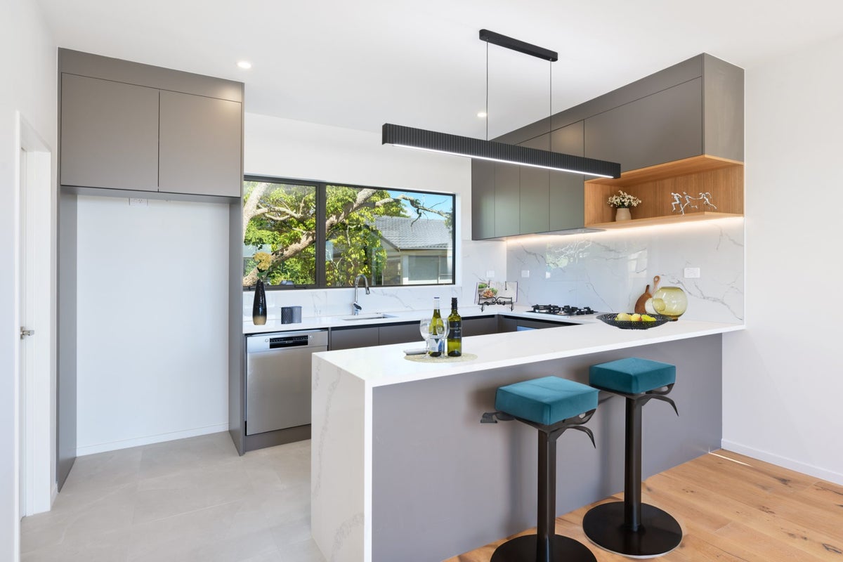9E Marlborough Avenue, Glenfield, Auckland - Carousel 1