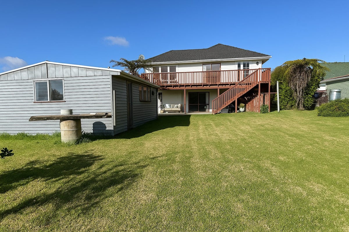 13 Moor Avenue, Te Atatu Peninsula, Auckland - Carousel 1