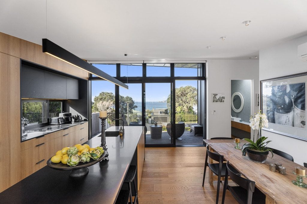 4 Waikare Road, Oneroa, Waiheke Island - Carousel 2