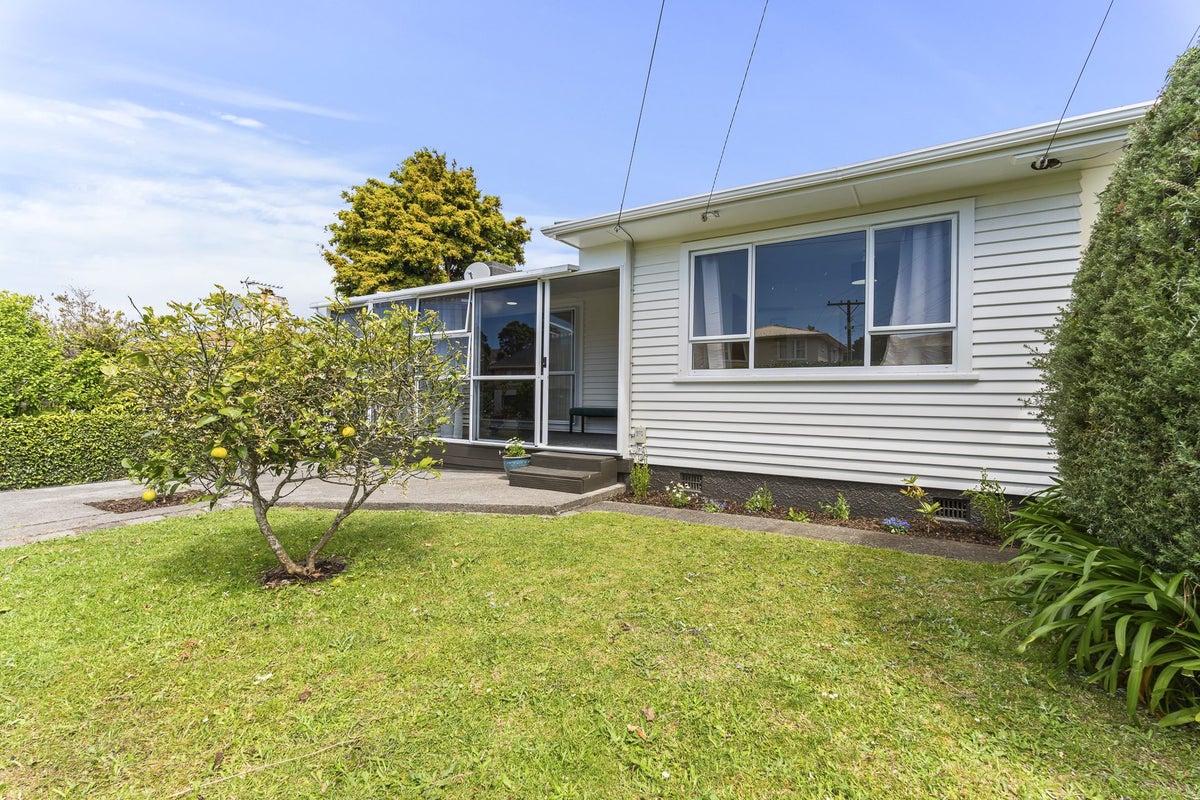 16 Trafalgar Street, Westown, New Plymouth - Carousel 1